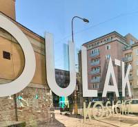 A tükörkép az épületek homlokzatát mutatja a Dulovo téren, Pozsony - Nivy, 2 szobás lakás.