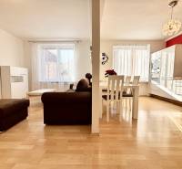 Nappali konyhával egy kétszobás lakásban, fa dekor padlóval.