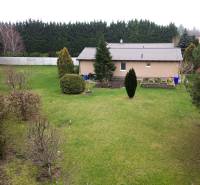 Családi ház a Fő utcán Kvetoslavovban, nagy kerttel és fenyőfákkal körülvéve.