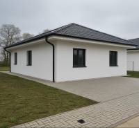 Családi ház Cíferen ferde tetővel és kövezett járdával.