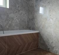 Fürdőszoba családi házban káddal, kőmintás csempékkel, fa dekoros padlóval.