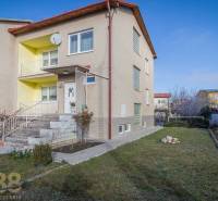 Családi ház Poprádon előkerttel és a főbejárathoz vezető lépcsőkkel.