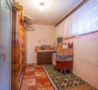 Tárolóhelyiség családi házban szőnyegekkel, polcokkal és dobozokkal.