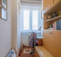 Egy otthonos sarok a családi házban íróasztallal és könyvespolccal.