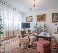 Nappali egy családi házban kanapéval, TV-vel és képekkel a falakon.