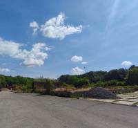 Kereskedelmi telkek a Nagykürtösi Losonci úton, természeti háttérrel és aszfaltozott felülettel.