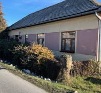 Családi ház Tomášovcén hagyományos tetővel és egyszerű homlokzati dizájnnal.