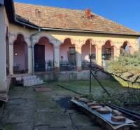 Családi ház Tomášovcén terasszal és díszített homlokzattal.