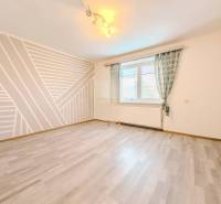 Szoba egy családi házban geometrikus festéssel és fa dekorációjú padlóval.