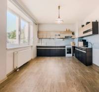 Konyha családi házban, fa dekoros padlóval és nagy ablakkal.