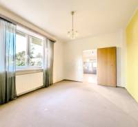 Szoba nagy ablakkal, radiátorral és átjáróval egy családi házban.