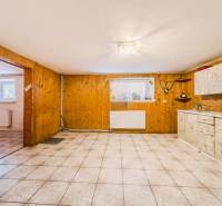 Konyha családi házban fa dekorációval és kerámia padlóval.