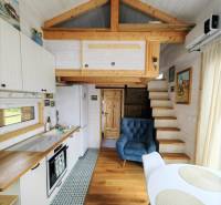 Stílusos konyha ülősarokkal családi házban, fa hatású padlóval.