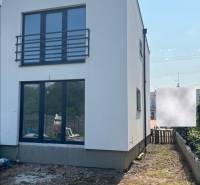 Családi ház a Zvončín utcában, Zvončínban, füves területtel az épület előtt.