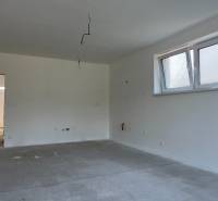 Családi ház belső tere ablakkal, fehér falakkal és elektromos szereléshez szükséges vezetékezéssel.