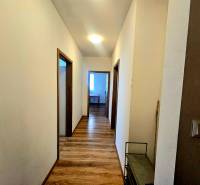 Folyosó fa dekorációs padlóval egy kétszobás lakásban.