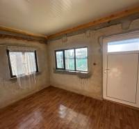 Belső tér fa dekoratív padlóval és fehér ajtókkal a Kertek részén.