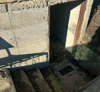 Lépcső a pincébe az Újtelepen, Komárom kertvárosában.