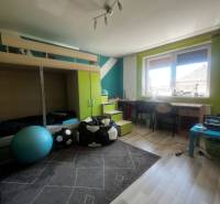 Gyerekszoba családi házban emeletes ággyal, íróasztallal és fa dekorációjú padlóval.