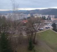 Kilátás a magasból a csacai lakótelepre, amely alkalmas egy 3 szobás lakás számára.