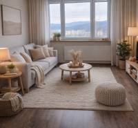 Nappali egy háromszobás lakásban, fa dekorációjú padlóval és kényelmes ülőgarnitúrával.