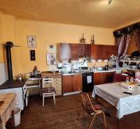 Konyha fa dekorációval, rusztikus szekrényekkel és díszítésekkel egy családi házban.