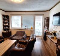 Nappali családi házban bőr bútorokkal és fa dekorációjú padlóval.