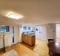 Konyha egy egyszobás lakásban, fa dekoros padlóval és asztallal.