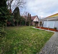 Kert a Lesná utcai ház mellett Bankán, gyep és terasz.