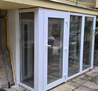 Fehér üvegezett veranda a ház mögött az Erdő utcában, Bankán.