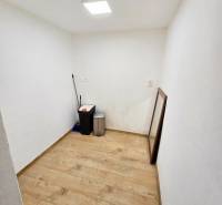 Kis szoba egy egyszobás lakásban fa dekor padlóval.