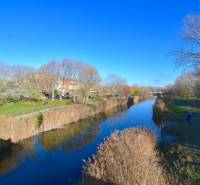 Nyugodt folyó a park közepén az Antolska utcában, Pozsony-Petržalka.