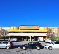 A kórház épülete a pozsonyi Petržalka Antolska utcában, parkolóval és autókkal.