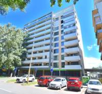 Lakóház az Antolska utca közelében, Pozsony - Petržalka, parkolóval és fákkal a környéken.