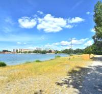 Vízfelület gyalogúttal Pozsony-Petržalka városrészben, az Antolska utca mellett.