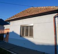 Családi ház a Pod kopcom utcában Érsekújváron redőnyökkel és ferde tetővel.