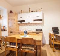 Ebédlő fa bútorokkal, fa dekorációs padlóval családi házban.