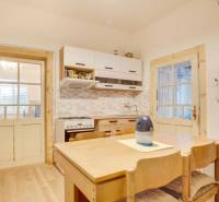 Konyha családi házban, fa bútorokkal és fa dekorációjú padlóval.