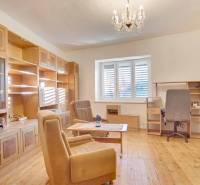 Nappali fa bútorokkal, fa mintás padlóval, csillárral.