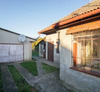 Családi ház a Pod kopcom utcában Érsekújváron garázzsal és műholdantennával.