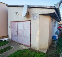 Garázs a Családi ház mellett a Pod kopcom utcában, Érsekújvárban.