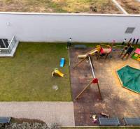 Játszótér Pozsonyban - Karlova Ves városrészben, a Staré Grunty utcában, egy háromszobás lakás közelében.