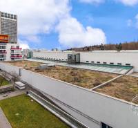 Kilátás egy háromszobás lakásból a Staré Grunty-n Pozsonyban, Karlova Ves, belső udvarral.