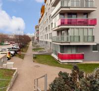 Lakóház parkolóval a Staré Grunty utcában, Pozsony - Karlova Ves.