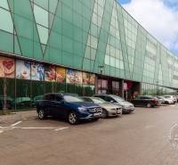 Parkoló az üvegépületnél a Staré Grunty-n, Pozsony - Karlova Ves.