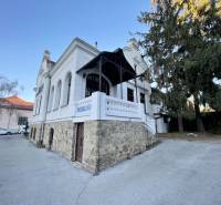 Az épület a Vajanského utcában, Eperjesen, elegáns kőalappal és fehér homlokzattal rendelkezik.