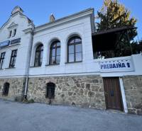 Az épület a Vajanského utcában, Eperjesen, kőből készült földszinttel és 