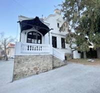 Az épület a Vajanského utcában, Eperjesen, kőteraszos és fákkal.