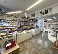 Az épület belső tere alkatrészekkel, polcokkal és kiállított árukkal.