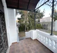 Erkély a Vajanského utcai épületnél Eperjesen, kilátással a kertre.